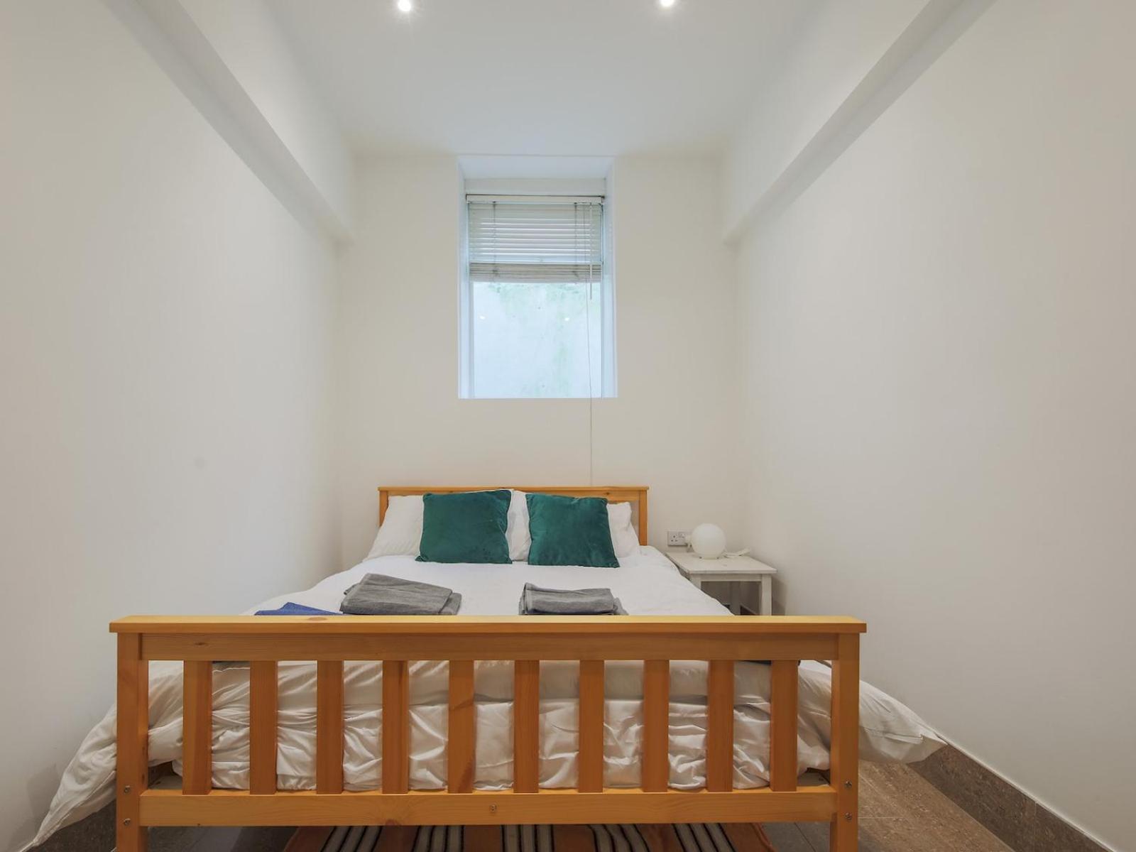 Pass The Keys Stylish Flat - 20 Mins From * London
