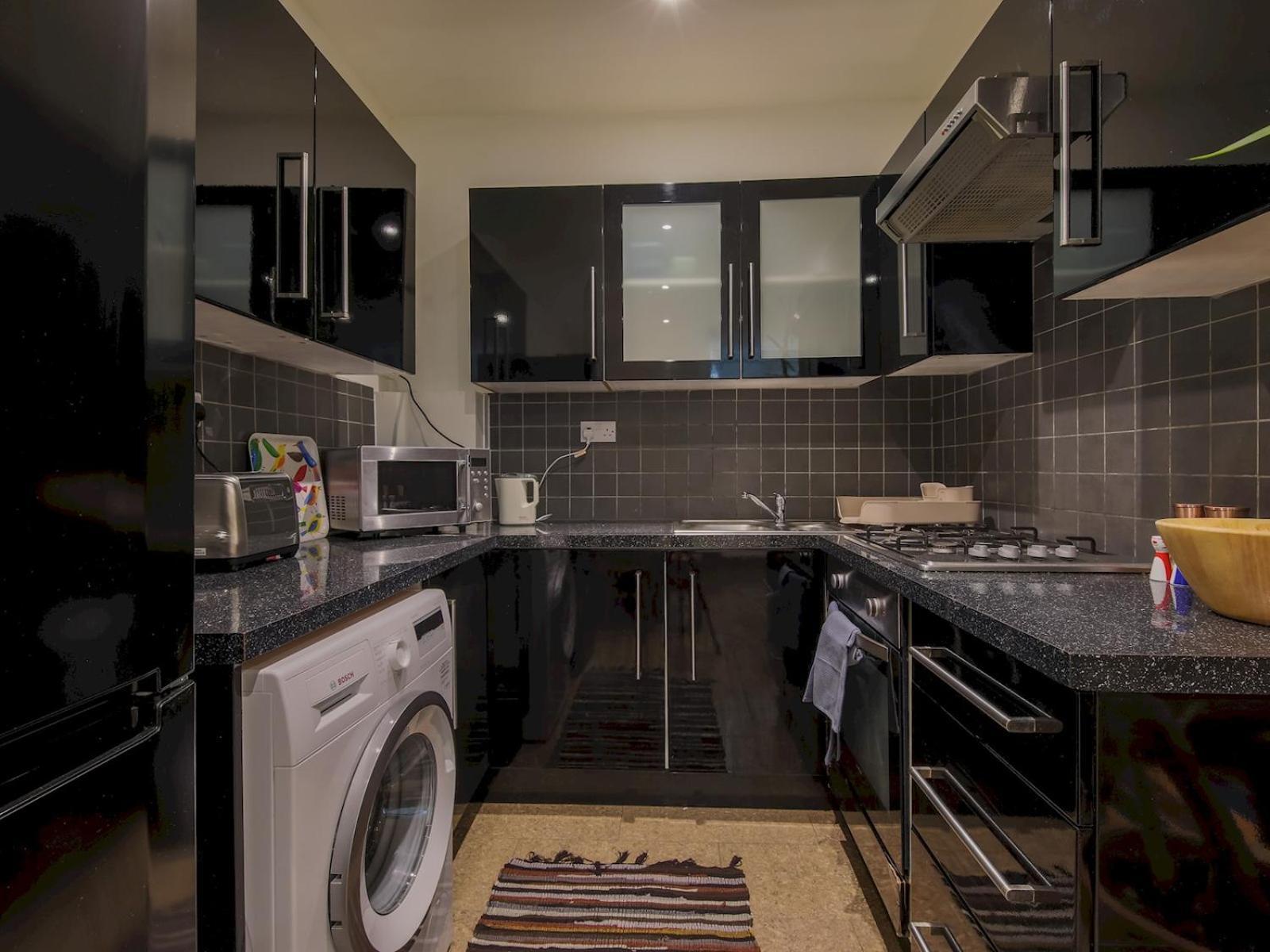 Pass The Keys Stylish Flat - 20 Mins From