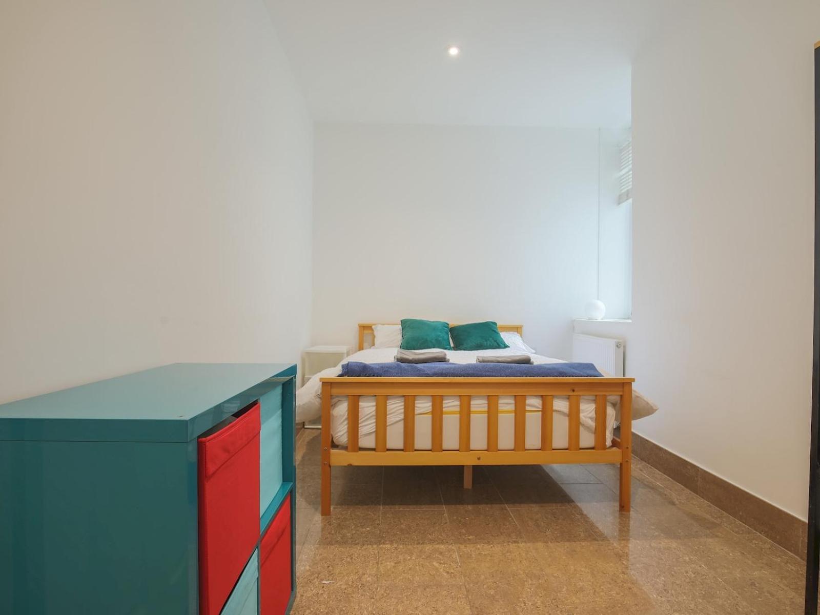 Pass The Keys Stylish Flat - 20 Mins From Apartment