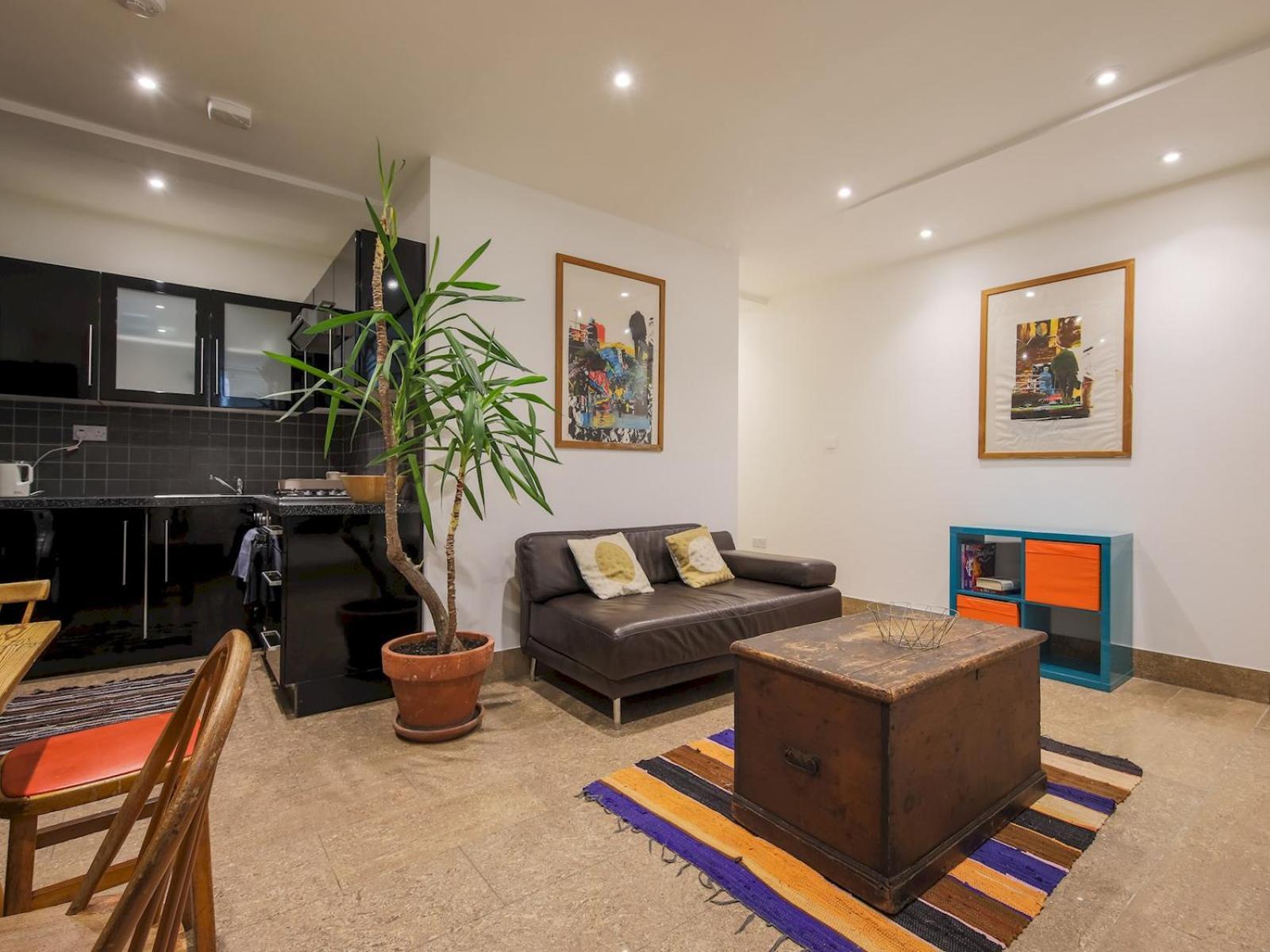 Pass The Keys Stylish Flat - 20 Mins From