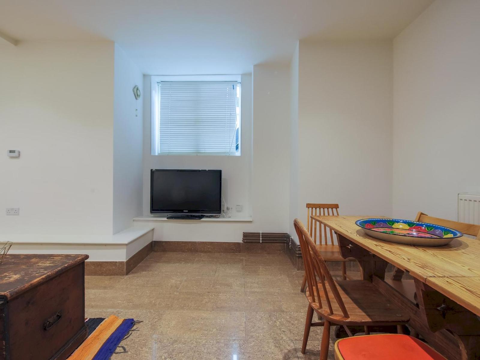 Pass The Keys Stylish Flat - 20 Mins From