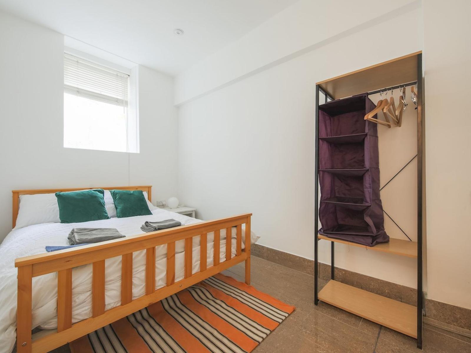 Pass The Keys Stylish Flat - 20 Mins From Appartamento